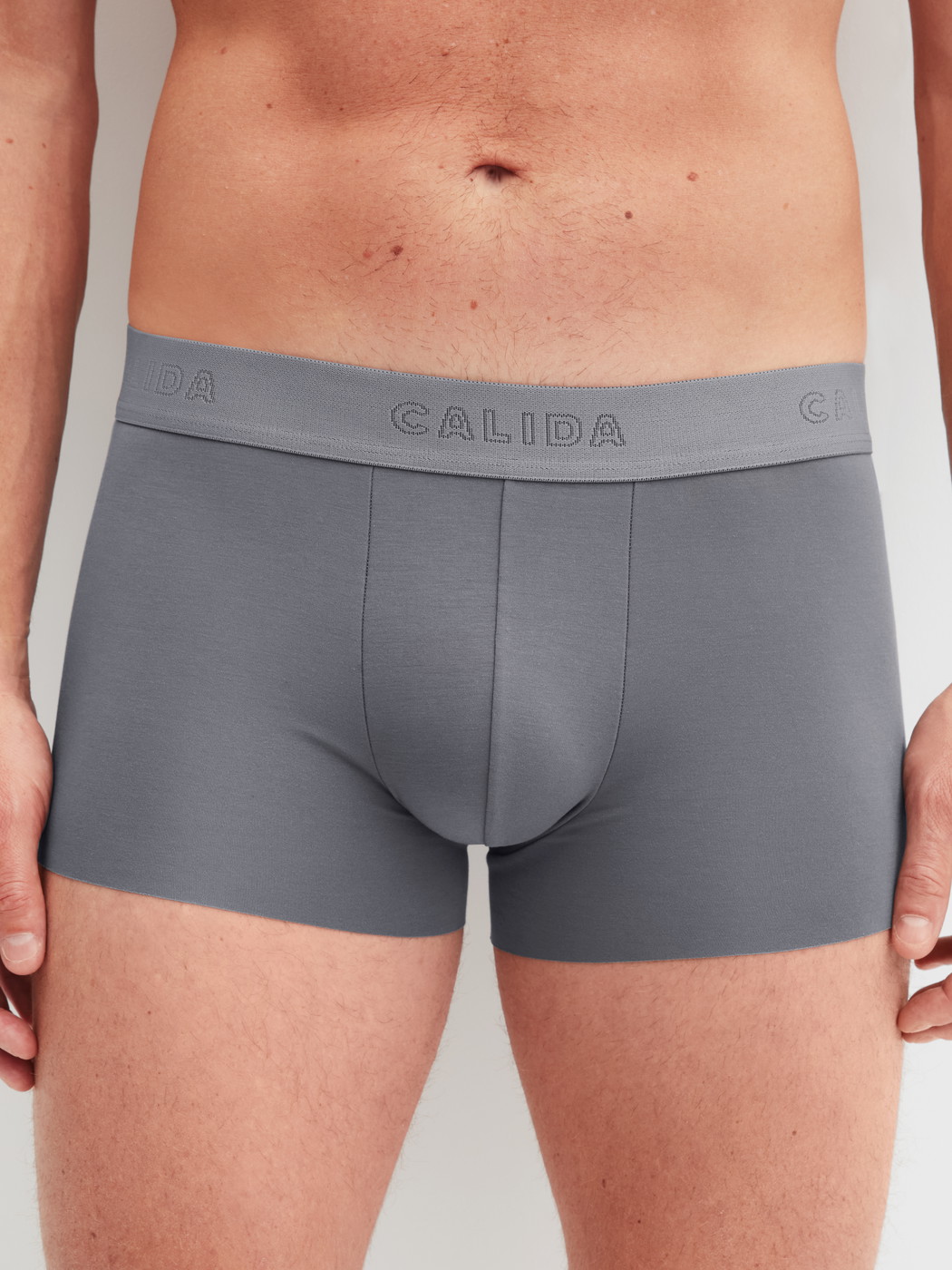Herren-Model trägt Boxer Brief mit Softbund aus Modal in Grau, Einfarbig aus Serie Clean Line von CALIDA, Vorderansicht