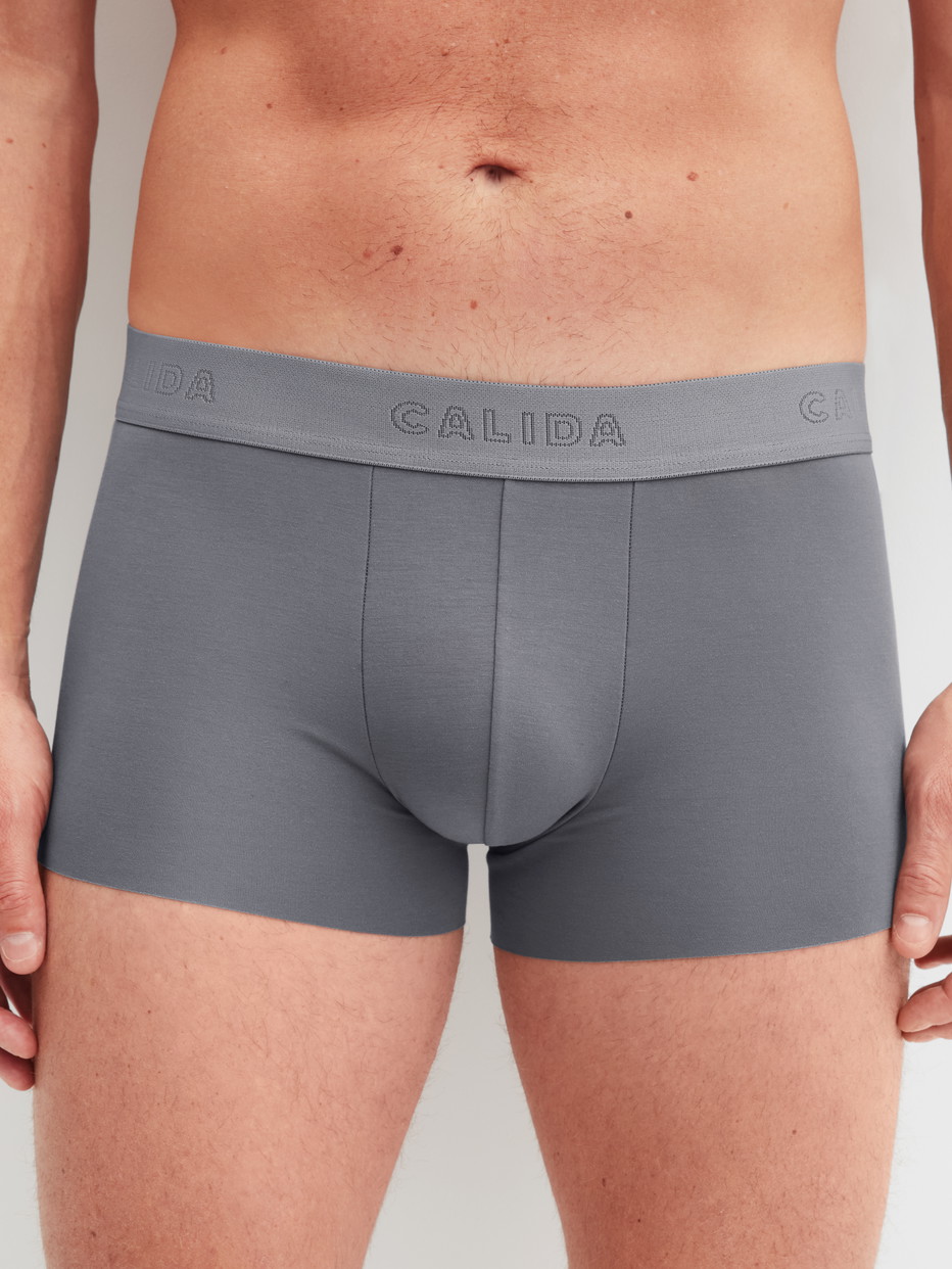 Herren-Model trägt Boxer Brief mit Softbund aus Modal in Grau, Einfarbig aus Serie Clean Line von CALIDA, Vorderansicht