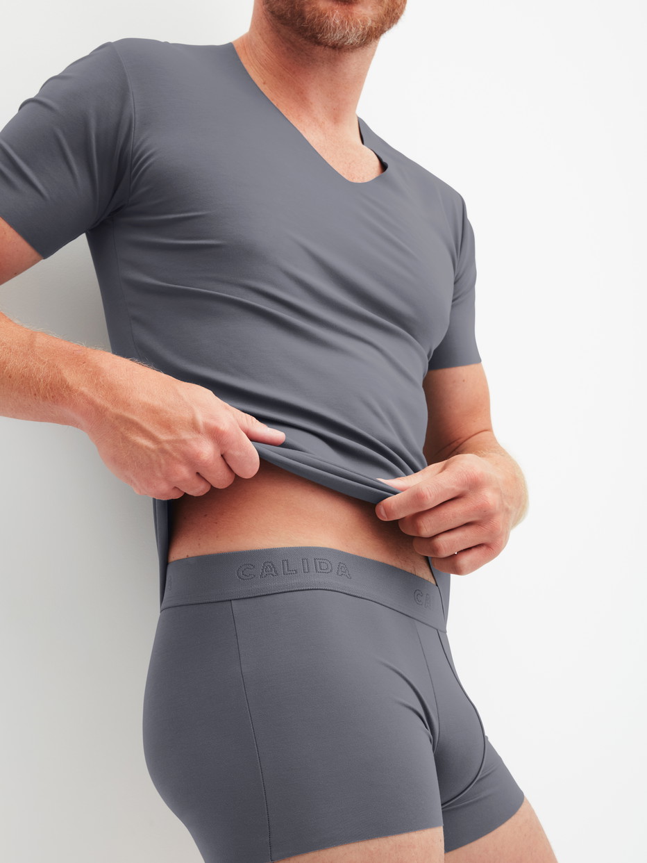 Herren-Model trägt Boxer Brief mit Softbund aus Modal in Grau, Einfarbig aus Serie Clean Line von CALIDA, Zusatzbild