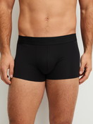 Le mannequin Homme porte le/la Boxer brief avec ceinture élastique en Modal de couleur Noir, Unicolore, de la série Clean Line de CALIDA, Vue de face