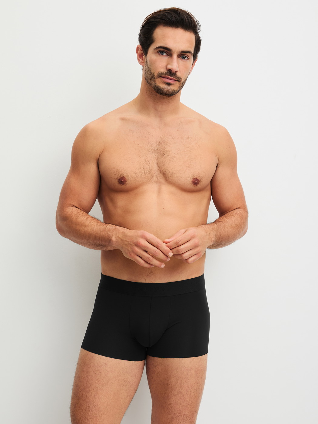 Le mannequin Homme porte le/la Boxer brief avec ceinture élastique en Modal de couleur Noir, Unicolore, de la série Clean Line de CALIDA, Tenue
