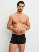 Le mannequin Homme porte le/la Boxer brief avec ceinture élastique en Modal de couleur Noir, Unicolore, de la série Clean Line de CALIDA, Tenue
