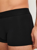 Le mannequin Homme porte le/la Boxer brief avec ceinture élastique en Modal de couleur Noir, Unicolore, de la série Clean Line de CALIDA, Détail