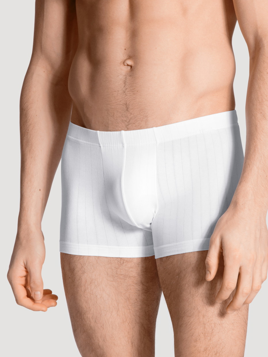 Herren-Model trägt Boxer Brief mit überzogenem Bund aus Baumwolle in Weiß, Motiv aus Serie Pure & Style von CALIDA, Vorderansicht