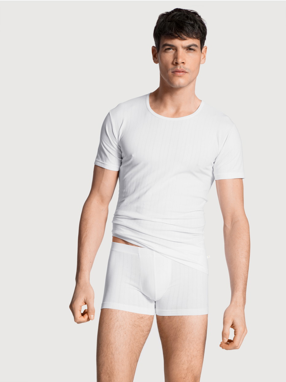 Herren-Model trägt Boxer Brief mit überzogenem Bund aus Baumwolle in Weiß, Motiv aus Serie Pure & Style von CALIDA, Outfit, Vorderansicht