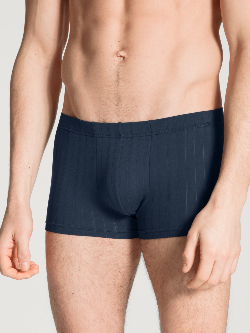 Le mannequin Homme porte le/la Boxer brief, ceinture recouverte en Coton de couleur Bleu, Motif, de la série Pure & Style de CALIDA, Vue de face