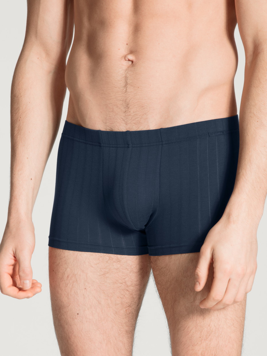 Herren-Model trägt Boxer Brief mit überzogenem Bund aus Baumwolle in Blau, Motiv aus Serie Pure & Style von CALIDA, Vorderansicht