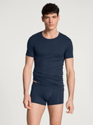 Le mannequin Homme porte le/la Boxer brief, ceinture recouverte en Coton de couleur Bleu, Motif, de la série Pure & Style de CALIDA, Tenue, Vue de face