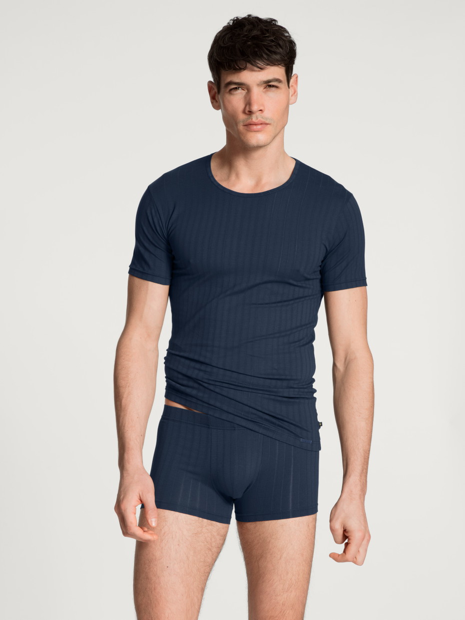 Herren-Model trägt Boxer Brief mit überzogenem Bund aus Baumwolle in Blau, Motiv aus Serie Pure & Style von CALIDA, Outfit, Vorderansicht