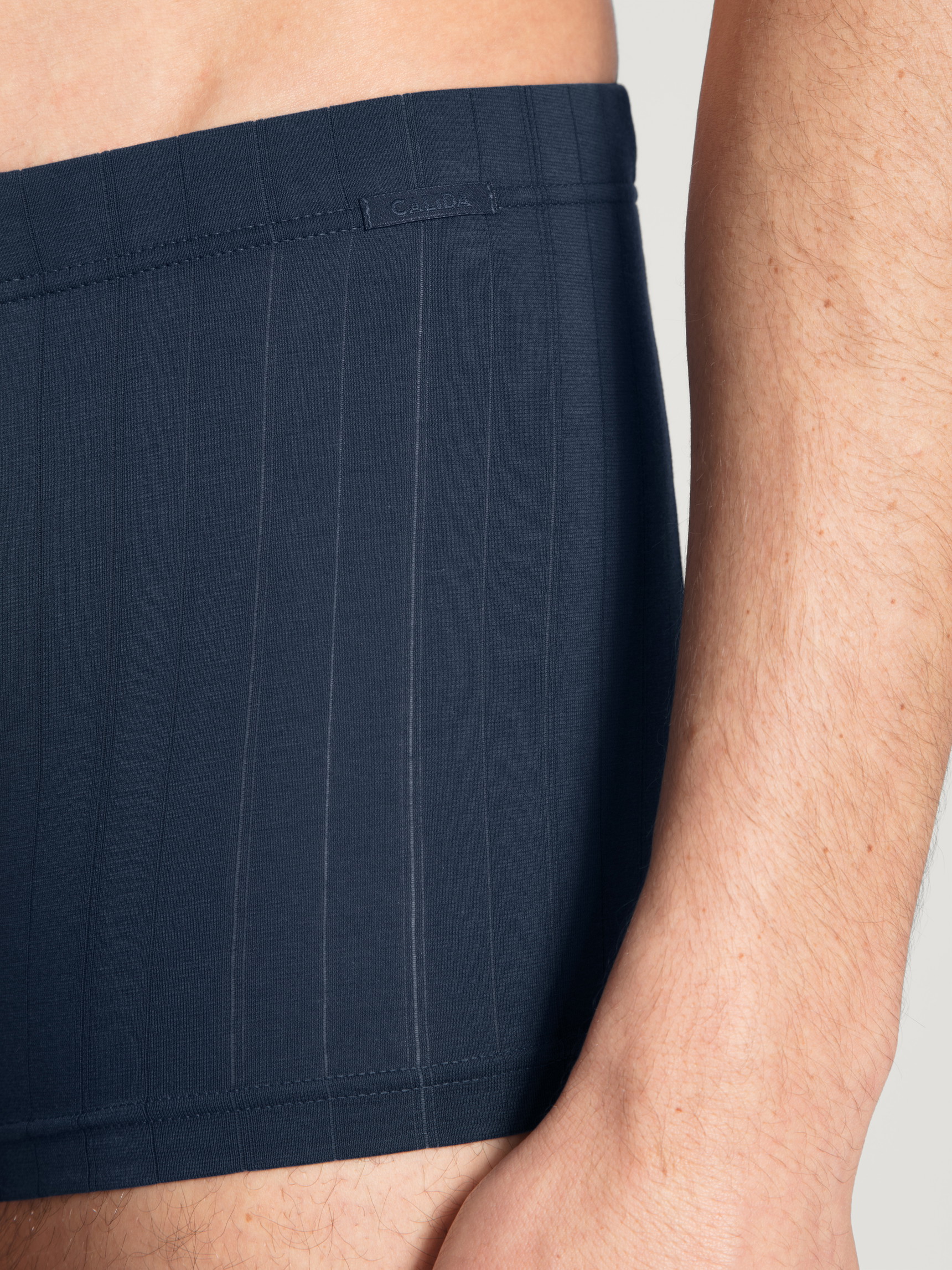 Herren - Boxer Brief mit überzogenem Bund aus Baumwolle in Blau, Motiv aus Serie Pure & Style von CALIDA, Detail