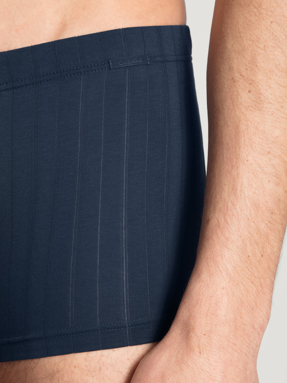 Herren - Boxer Brief mit überzogenem Bund aus Baumwolle in Blau, Motiv aus Serie Pure & Style von CALIDA, Detail