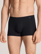 Le mannequin Homme porte le/la Boxer brief, ceinture recouverte en Coton de couleur Noir, Unicolore, de la série Pure & Style de CALIDA, Vue de face