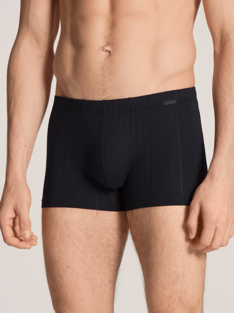 Herren-Model trägt Boxer Brief mit überzogenem Bund aus Baumwolle in Schwarz, Einfarbig aus Serie Pure & Style von CALIDA, Vorderansicht