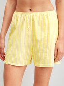 Damen-Model trägt Kurze Pyjamahose aus 100% Baumwolle in Gelb, Gestreift aus Serie Favourites Ocean von CALIDA, Vorderansicht