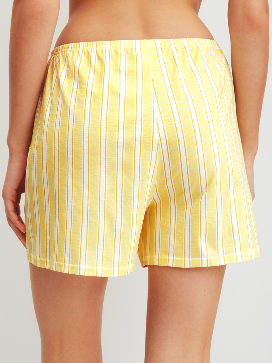 Damen-Model trägt Kurze Pyjamahose aus 100% Baumwolle in Gelb, Gestreift aus Serie Favourites Ocean von CALIDA, Rückansicht