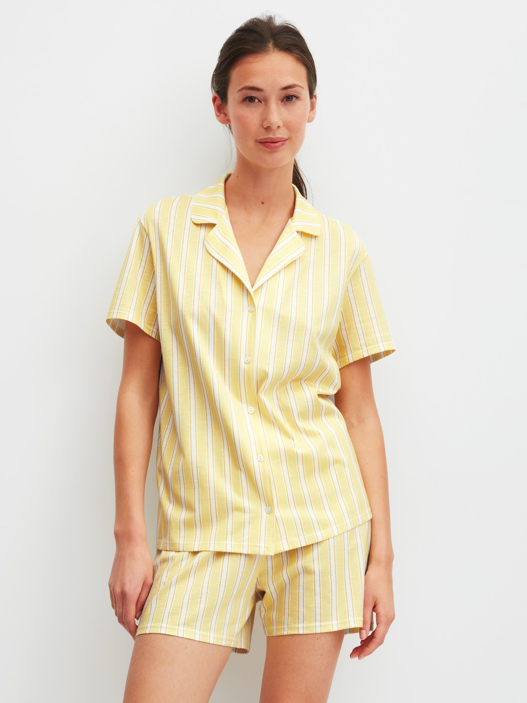 Damen-Model trägt Kurze Pyjamahose aus 100% Baumwolle in Gelb, Gestreift aus Serie Favourites Ocean von CALIDA, Outfit