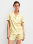 Damen-Model trägt Kurze Pyjamahose aus 100% Baumwolle in Gelb, Gestreift aus Serie Favourites Ocean von CALIDA, Outfit