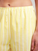 Damen-Model trägt Kurze Pyjamahose aus 100% Baumwolle in Gelb, Gestreift aus Serie Favourites Ocean von CALIDA, Detail