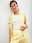 Damen-Model trägt Kurze Pyjamahose aus 100% Baumwolle in Gelb, Gestreift aus Serie Favourites Ocean von CALIDA, Zusatzbild