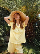 Damen-Model trägt Kurze Pyjamahose aus 100% Baumwolle in Gelb, Gestreift aus Serie Favourites Ocean von CALIDA, Zusatzbild