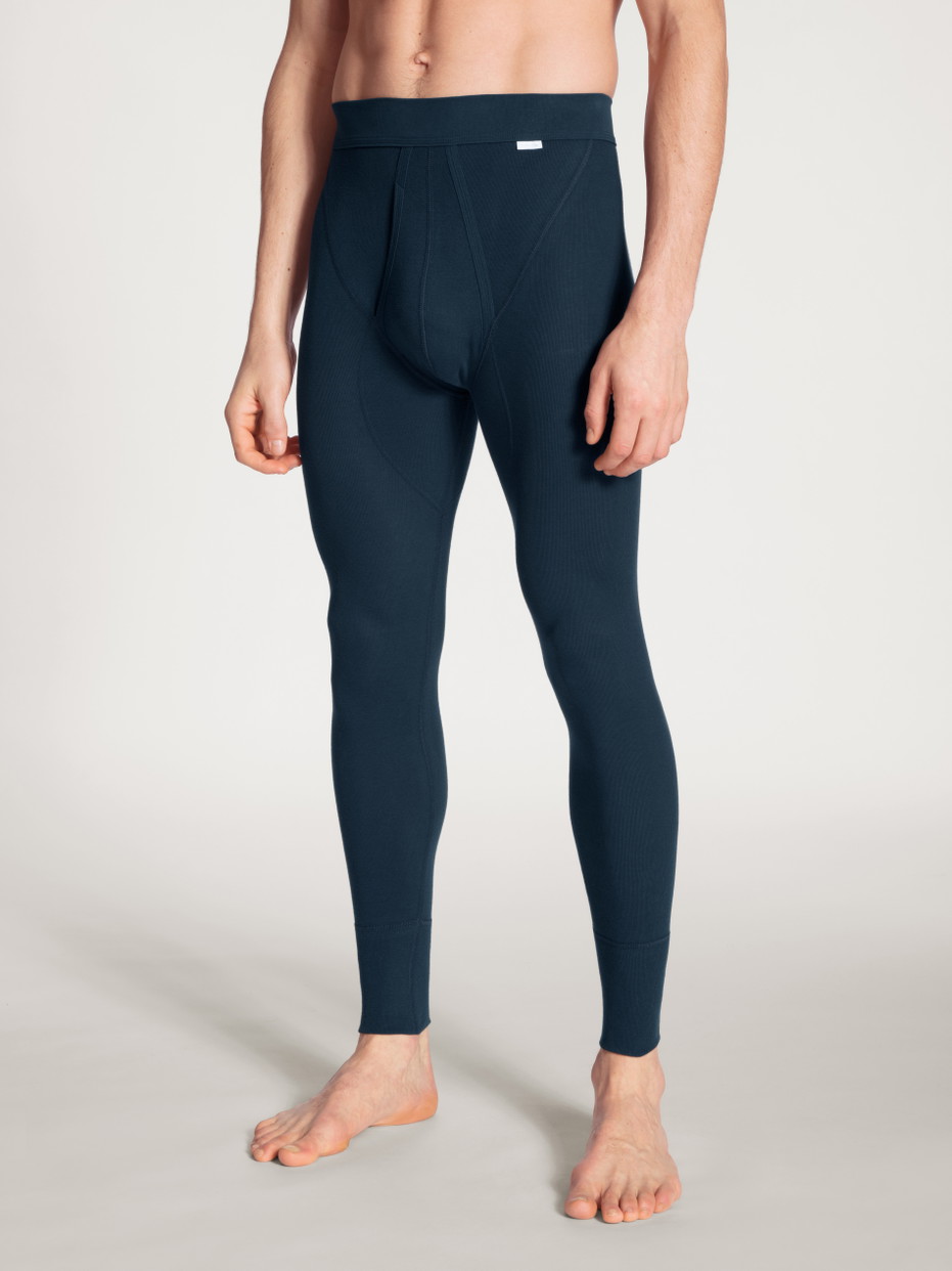 Herren-Model trägt Leggings aus 100% Baumwolle in Blau, Einfarbig aus Serie Cotton 1:1 von CALIDA, Vorderansicht
