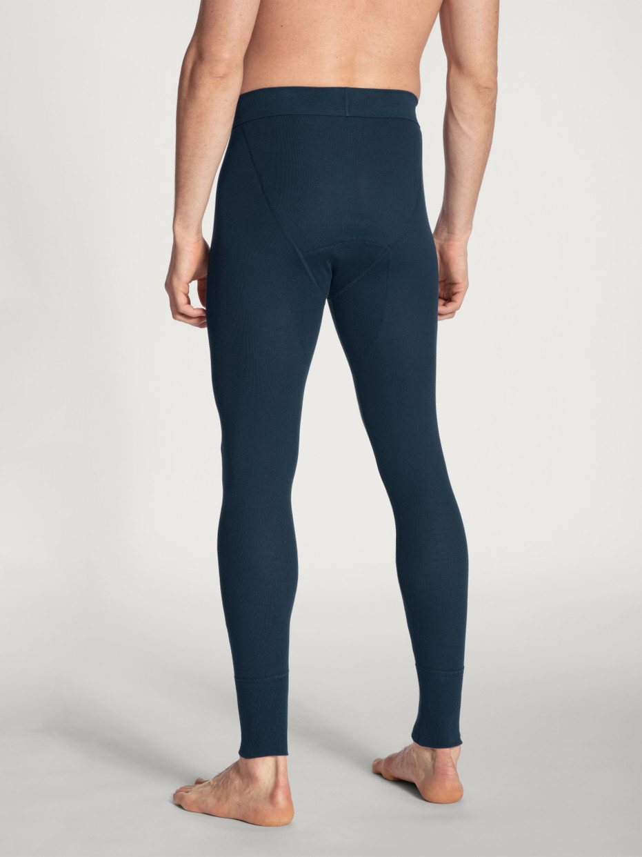 Herren-Model trägt Leggings aus 100% Baumwolle in Blau, Einfarbig aus Serie Cotton 1:1 von CALIDA, Rückansicht
