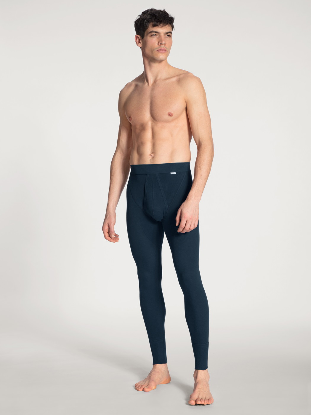 La modella / Il modello Uomo indossa Pantalone con apertura in 100% cotone di colore Blu, Tinta unita, della serie Cotton 1:1 di CALIDA, Abbigliamento, Vista frontale