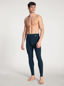 La modella / Il modello Uomo indossa Pantalone con apertura in 100% cotone di colore Blu, Tinta unita, della serie Cotton 1:1 di CALIDA, Abbigliamento, Vista frontale