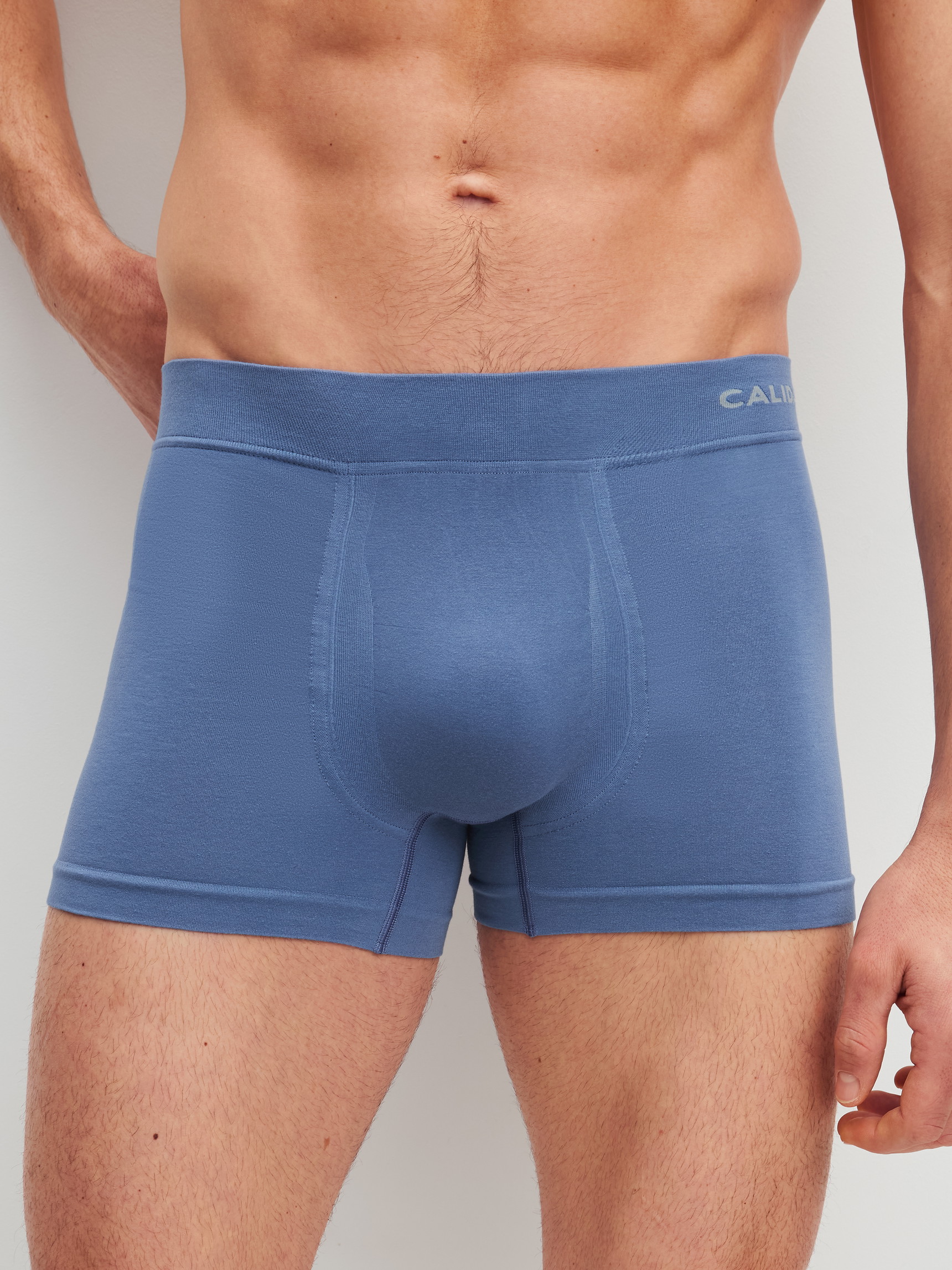 La modella / Il modello Uomo indossa Boxer brief in Modal di colore Blu, Tinta unita, della serie Seamless Natural di CALIDA, Vista frontale
