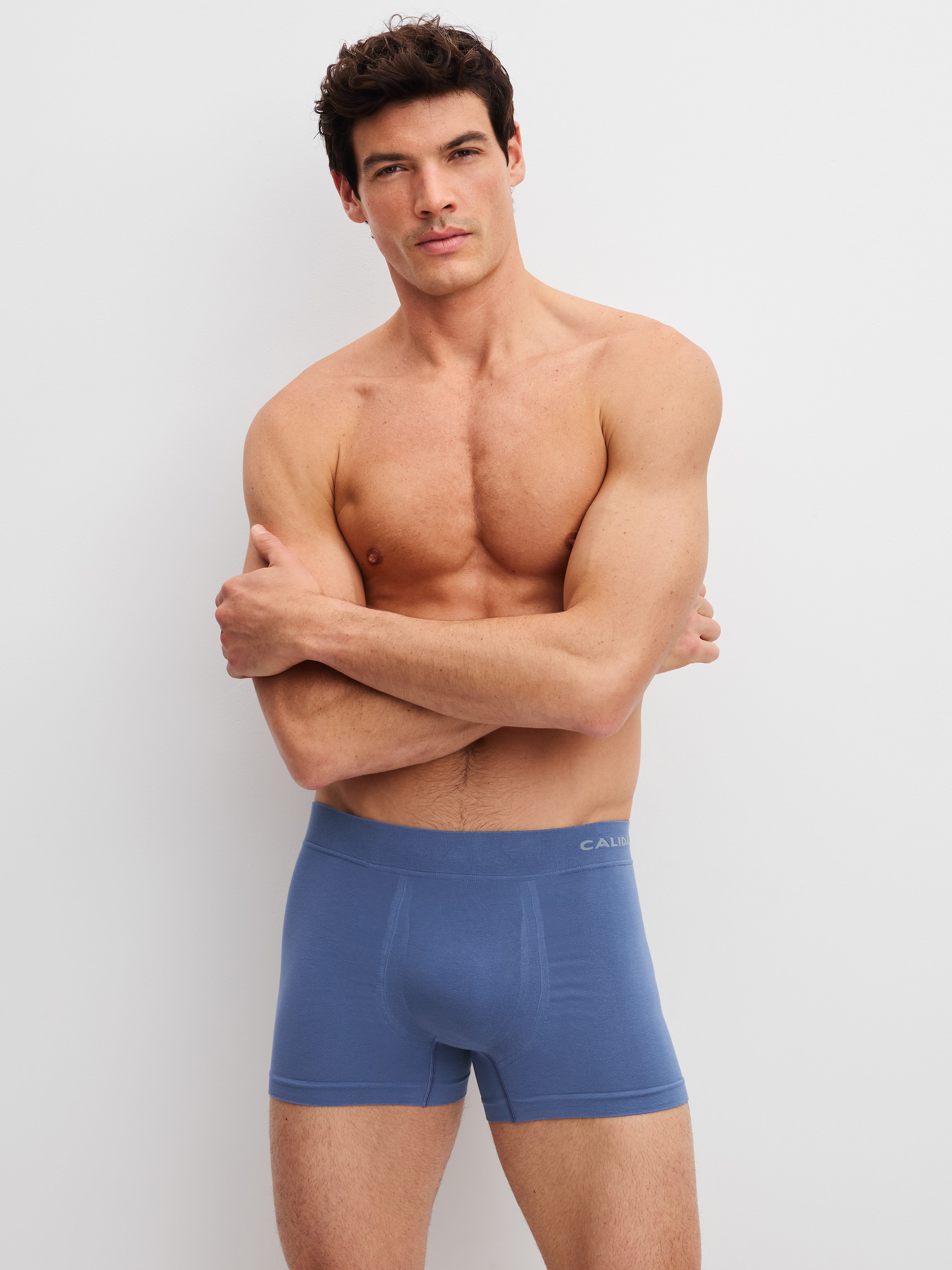 La modella / Il modello Uomo indossa Boxer brief in Modal di colore Blu, Tinta unita, della serie Seamless Natural di CALIDA, Vista frontale