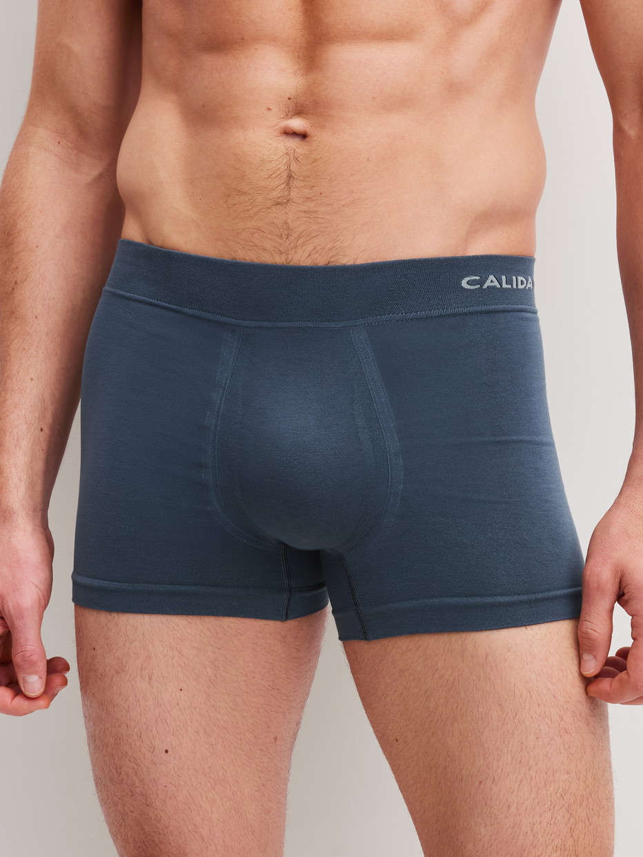 Le mannequin Homme porte le/la Boxer brief en Modal de couleur Gris, Unicolore, de la série Seamless Natural de CALIDA, Vue de face