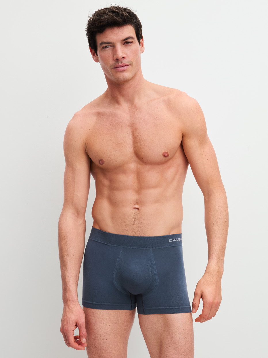 Le mannequin Homme porte le/la Boxer brief en Modal de couleur Gris, Unicolore, de la série Seamless Natural de CALIDA, Tenue