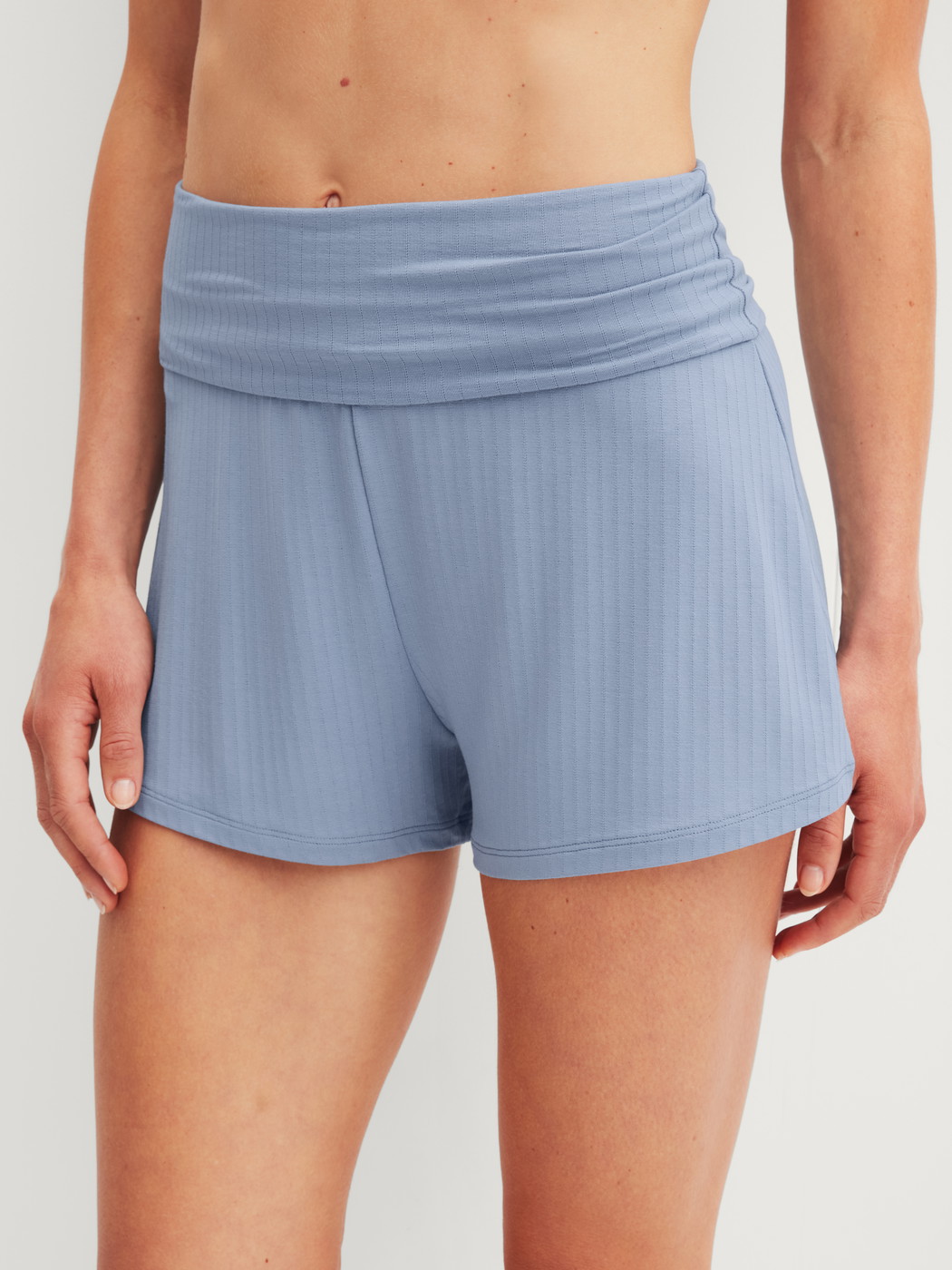 Damen-Model trägt Shorts aus Modal in Blau, Einfarbig aus Serie Etude Ajours von CALIDA, Vorderansicht