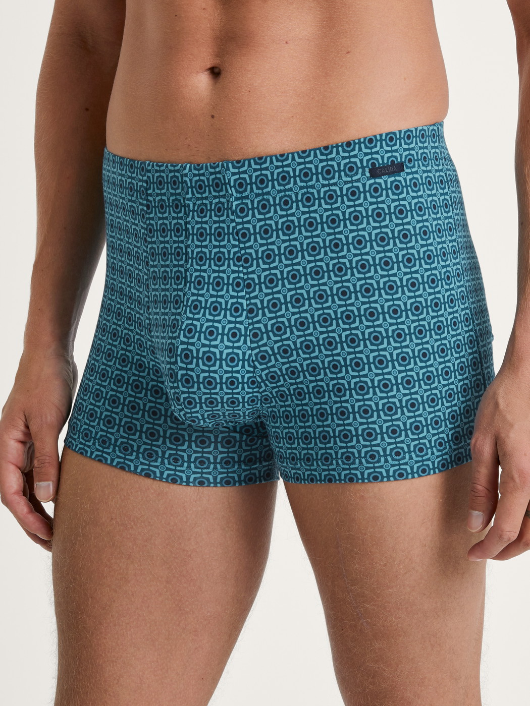 Le mannequin Homme porte le/la Boxer brief en Coton de couleur Turquoise, Motif, de la série Grafic Cotton de CALIDA, Vue de face