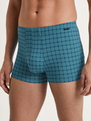 Le mannequin Homme porte le/la Boxer brief en Coton de couleur Turquoise, Motif, de la série Grafic Cotton de CALIDA, Vue de face