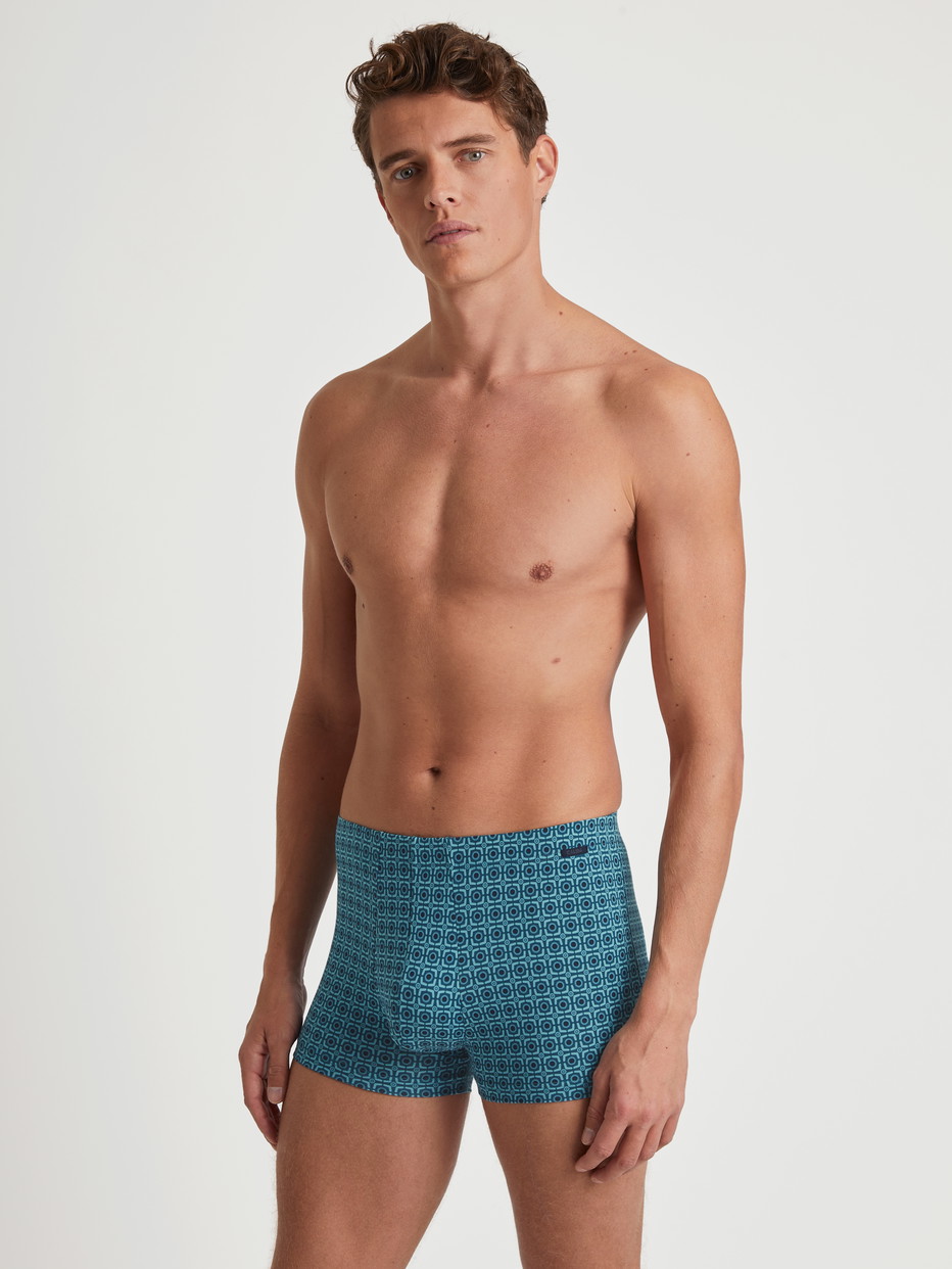Herren-Model trägt Boxer Brief aus Baumwolle in Türkis, Motiv aus Serie Grafic Cotton von CALIDA, Outfit