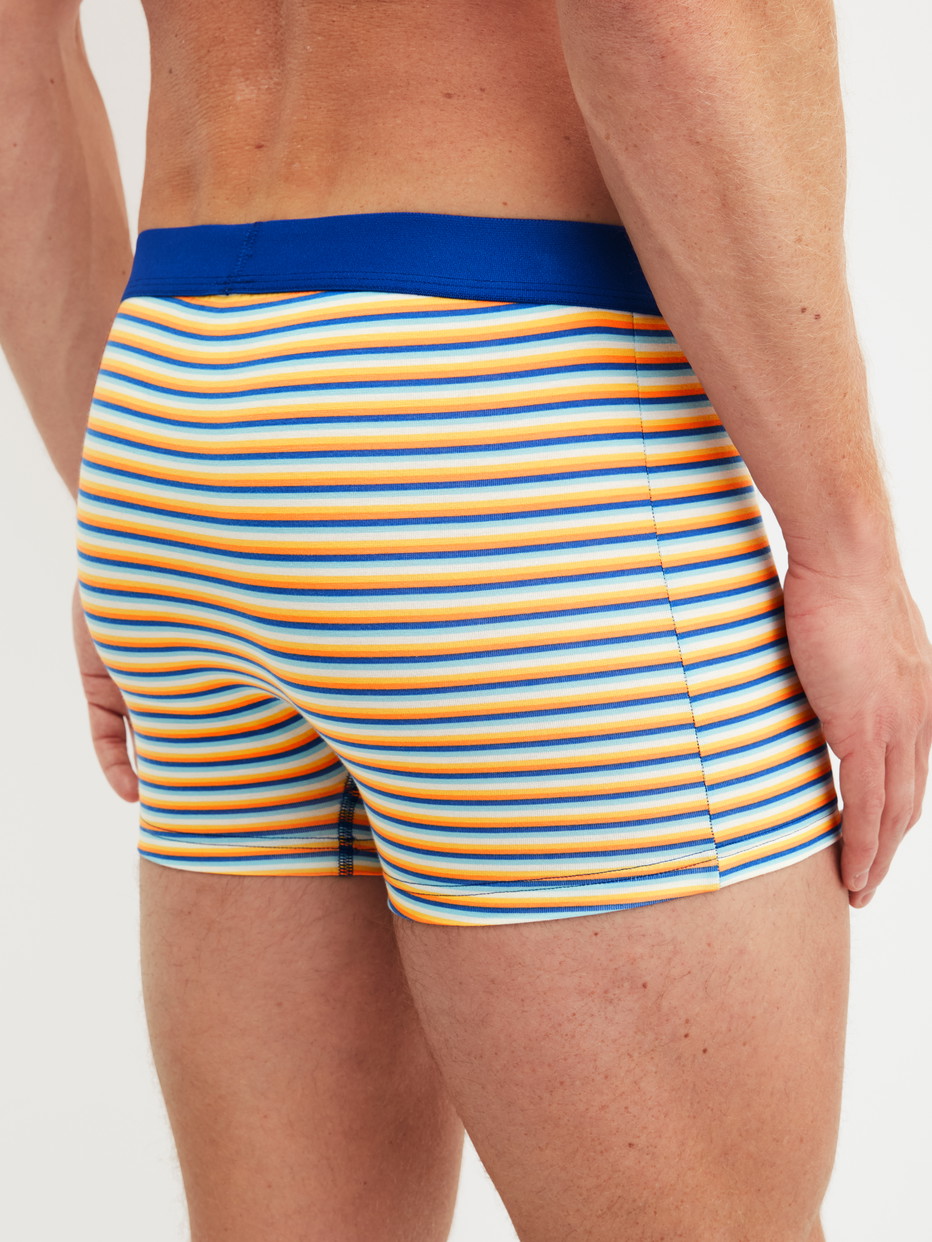Herren-Model trägt Boxer Brief mit Softgummibund aus Baumwolle in Orange, Gemustert aus Serie Cotton Code Design von CALIDA, Rückansicht