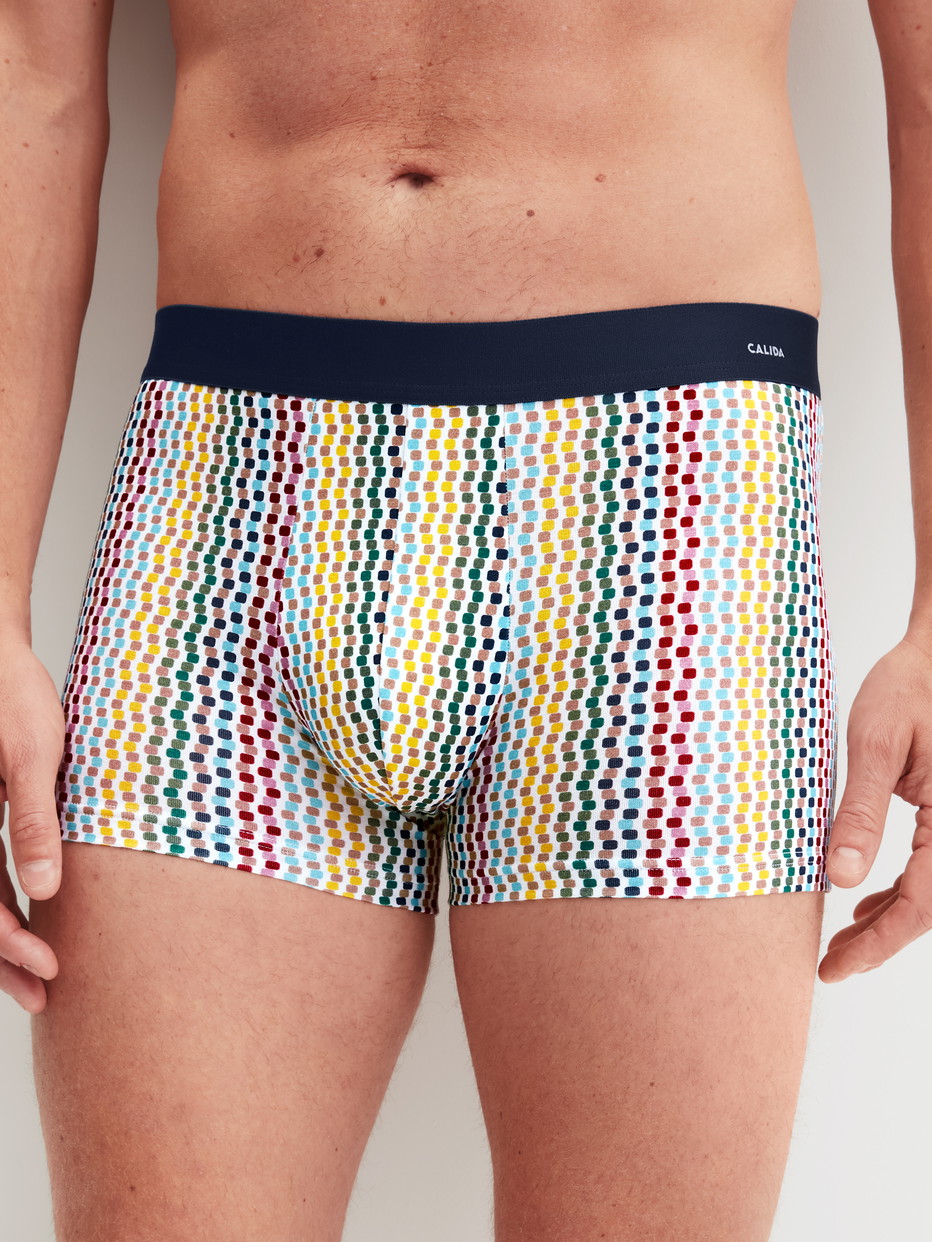Herren-Model trägt Boxer Brief mit Softgummibund aus Baumwolle in Blau, Gemustert aus Serie Cotton Code Design von CALIDA, Vorderansicht