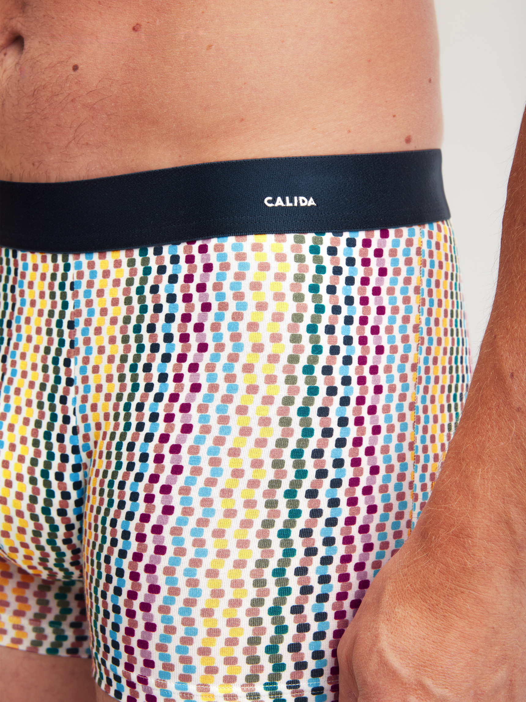 La modella / Il modello Uomo indossa Boxer brief in Cotone di colore Blu, Modello, della serie Cotton Code Design di CALIDA, Dettaglio