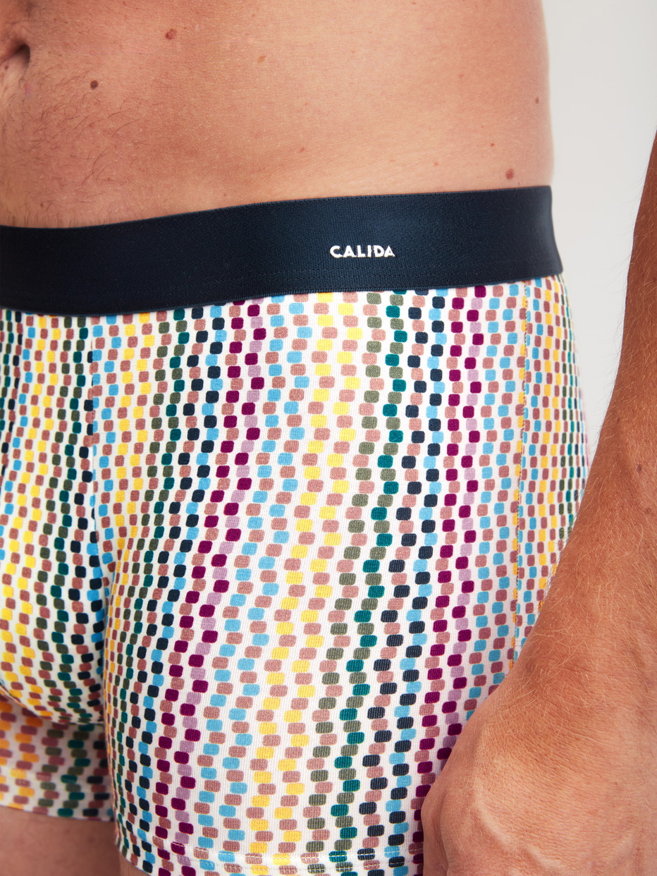 Herren-Model trägt Boxer Brief mit Softgummibund aus Baumwolle in Blau, Gemustert aus Serie Cotton Code Design von CALIDA, Detail