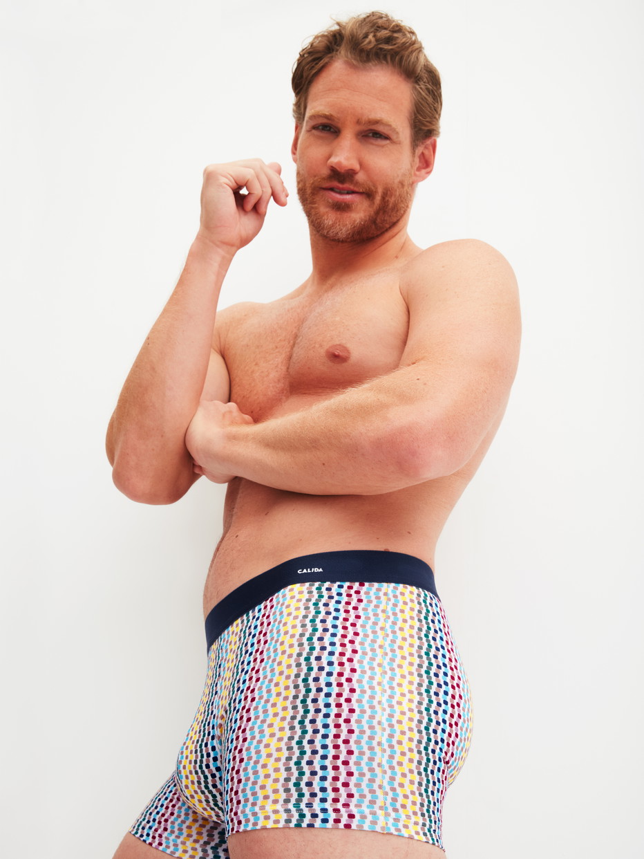 Herren-Model trägt Boxer Brief mit Softgummibund aus Baumwolle in Blau, Gemustert aus Serie Cotton Code Design von CALIDA, Zusatzbild