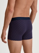 La modella / Il modello Uomo indossa Boxer brief in Cotone di colore Rosso, Modello, della serie Cotton Code Design di CALIDA, Vista posteriore