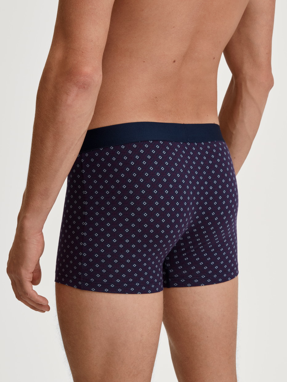 La modella / Il modello Uomo indossa Boxer brief in Cotone di colore Rosso, Modello, della serie Cotton Code Design di CALIDA, Vista posteriore