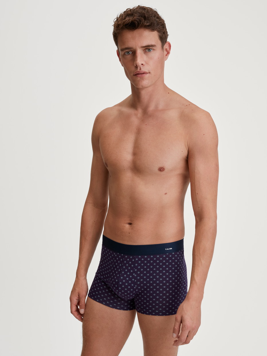 La modella / Il modello Uomo indossa Boxer brief in Cotone di colore Rosso, Modello, della serie Cotton Code Design di CALIDA, Abbigliamento