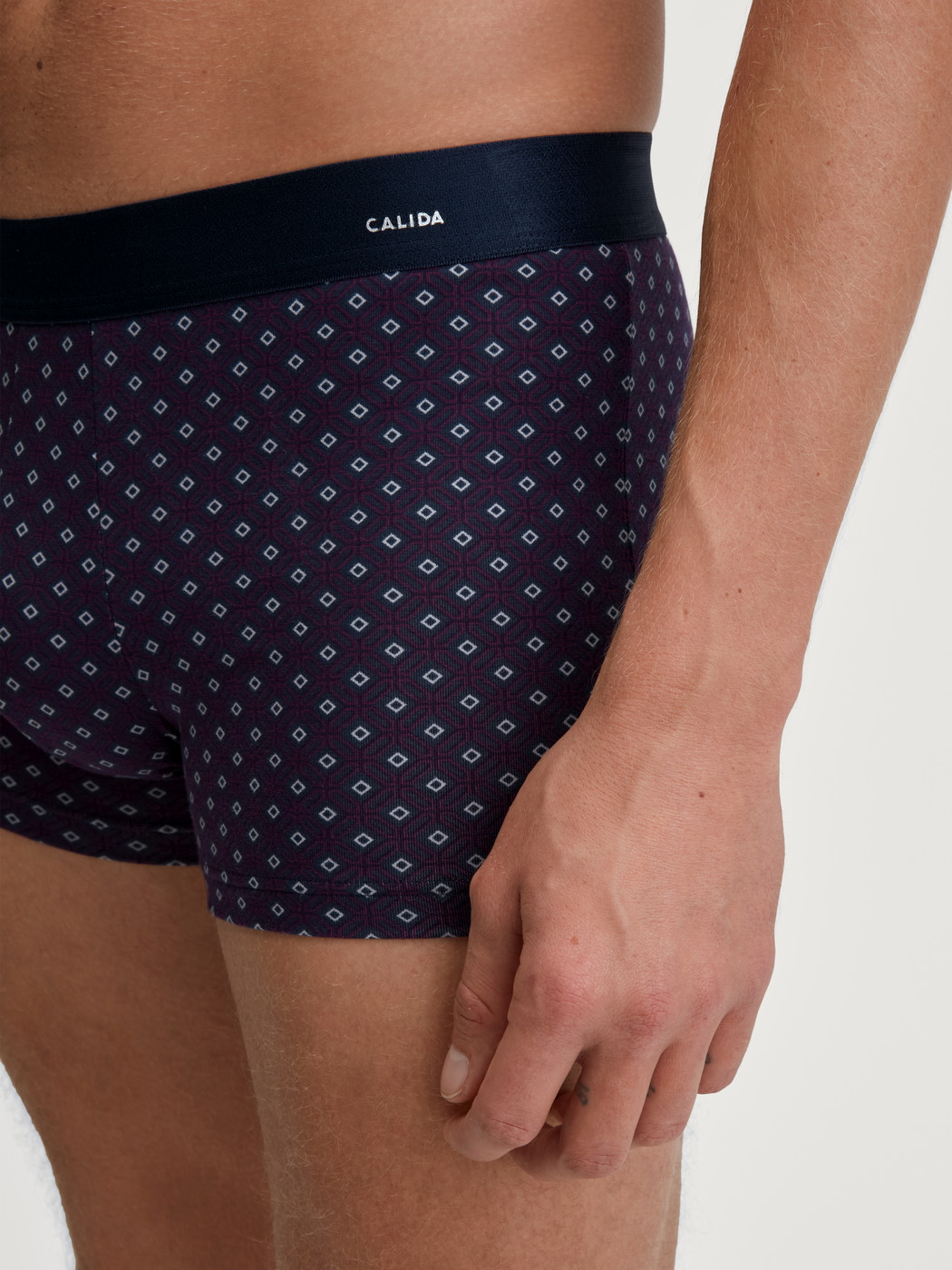 La modella / Il modello Uomo indossa Boxer brief in Cotone di colore Rosso, Modello, della serie Cotton Code Design di CALIDA, Dettaglio
