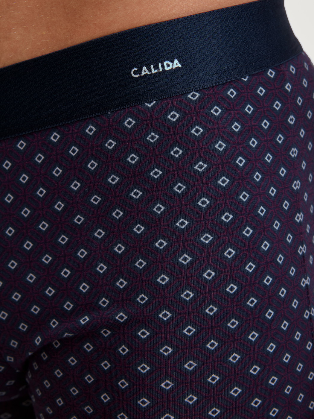 La modella / Il modello Uomo indossa Boxer brief in Cotone di colore Rosso, Modello, della serie Cotton Code Design di CALIDA, Dettaglio