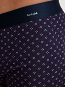 La modella / Il modello Uomo indossa Boxer brief in Cotone di colore Rosso, Modello, della serie Cotton Code Design di CALIDA, Dettaglio