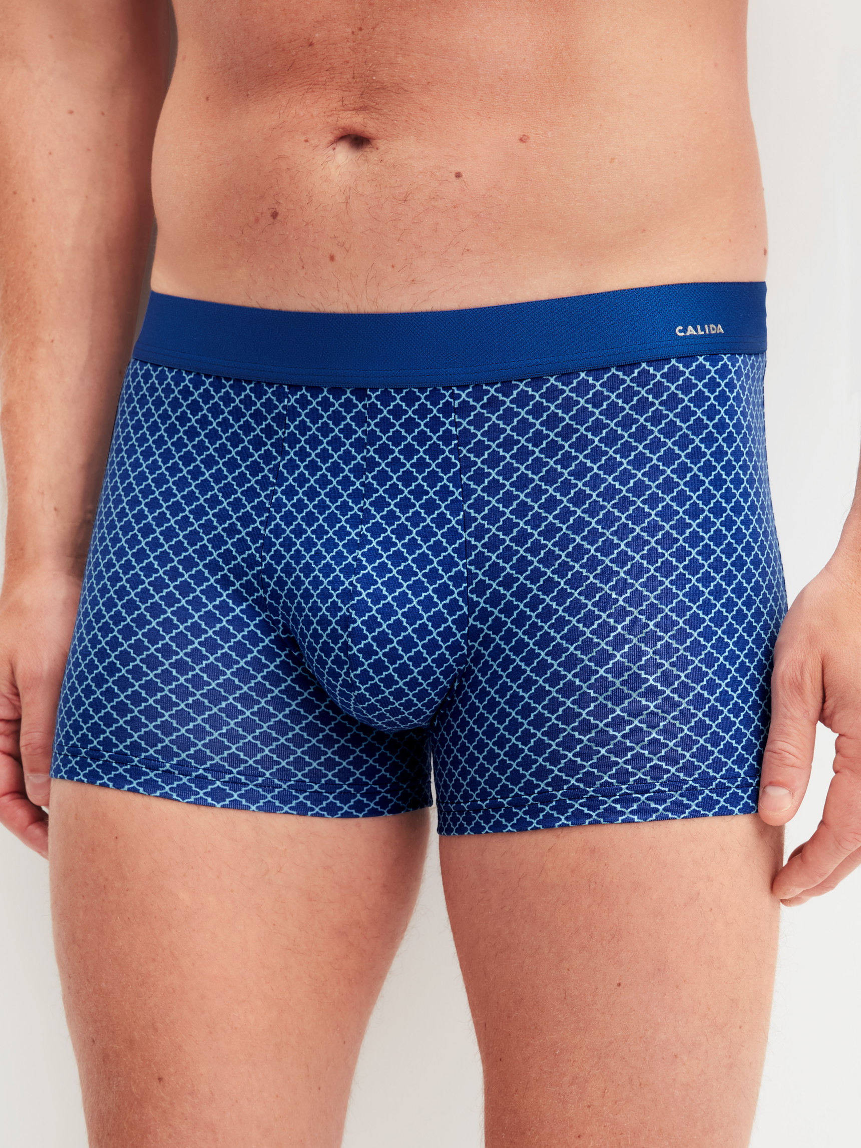La modella / Il modello Uomo indossa Boxer brief in Cotone di colore Blu, Modello, della serie Cotton Code Design di CALIDA, Vista frontale