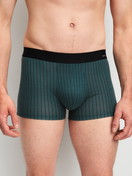 Herren-Model trägt Boxer Brief mit Softgummibund aus Baumwolle in Türkis, Gemustert aus Serie Cotton Code Design von CALIDA, Vorderansicht