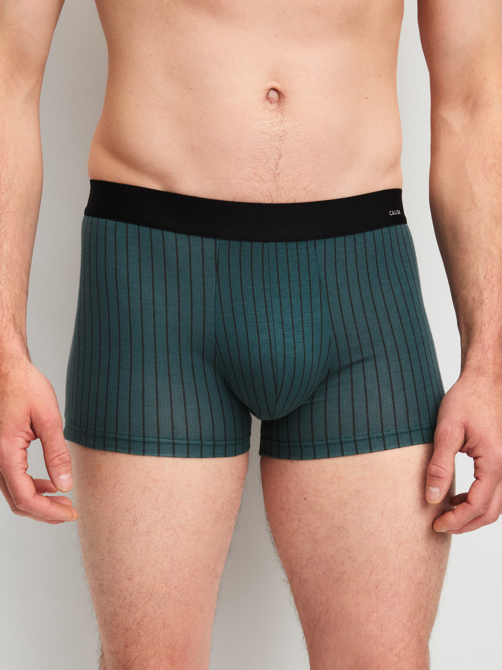 Herren-Model trägt Boxer Brief mit Softgummibund aus Baumwolle in Türkis, Gemustert aus Serie Cotton Code Design von CALIDA, Vorderansicht